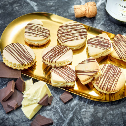 Image du produit pour 'Doubles biscuits fourrs au marc-de-champagne et glaage au chocolat'