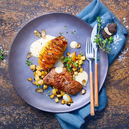 Image du produit pour 'Foie de canard avec ses pommes de terre en ventail aux truffes et sa ratatouille de pommes'