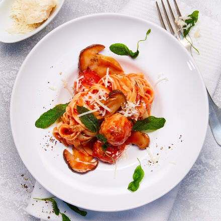 Image du produit pour 'Quenelles de poularde dans une sauce aux champignons avec tagliatelles'