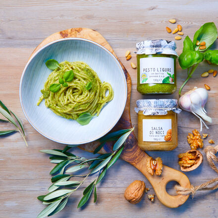 Image du produit pour 'Saveurs irrsistibles : Pesto Gnois Ligurien & Sauce aux Noix, raliss avec les ingrdients d'origine'