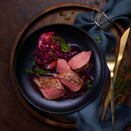 Image du produit pour 'Selle de chevreuil et son chou rouge  la cannelle sur une sauce poivre-cassis'