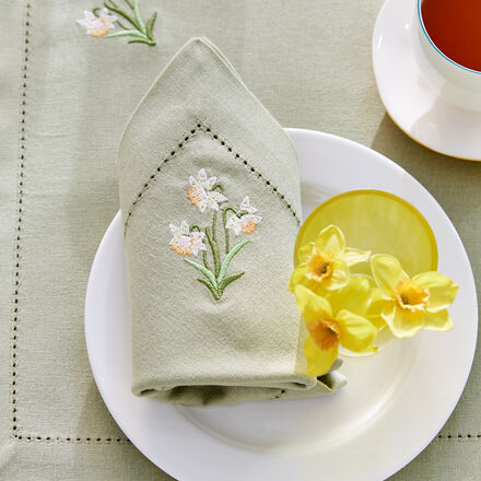 Image du produit pour 'Serviettes : Laissez entrer le printemps avec ce linge de table aux narcisses minutieusement brods'